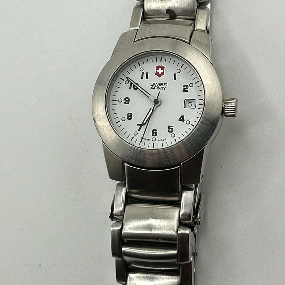 VICTORINOX SWISS ARMY MENS WATCH SIVER TONE #579